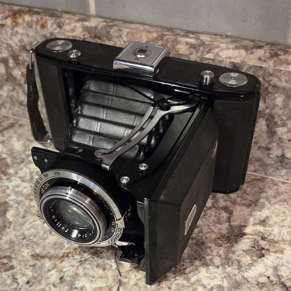 Vintage ZEISS IKON Folding Camera in Black - Classic Bellows Design